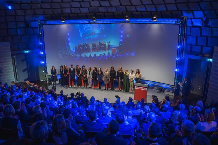 Preisverleihung in Heidelberg, unter den Preisträgerinnen waren fünf Absolventinnen der Hochschule Niederrhein. Foto: Kim Euijae/TextilWirtschaft