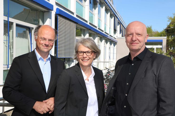 Senatvorsitz_01Von rechts: Senatsvorsitzender Georg Oecking, seine Stellvertreterin Saskia Drösler und Hochschulpräsident Hans-Hennig von Grünberg.