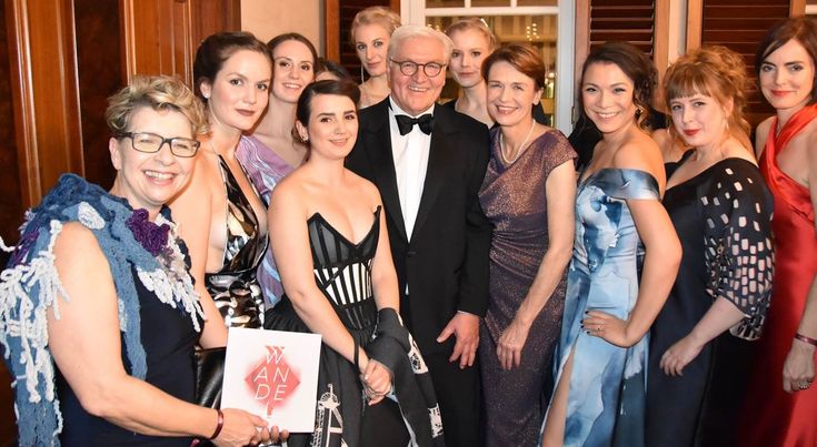 Bundespräsident Frank-Walter Steinmeier mit Gattin Elke Büdenbender mit den Studentinnen und den Pro