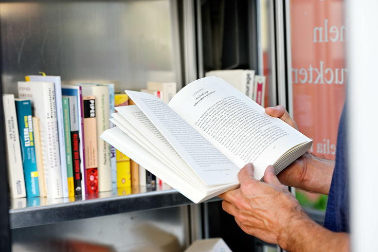 Die Bücherzelle auf dem Campus Mönchengladbach, Zugang am besten über die Richard-Wagner-Straße. 