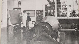 altes schwarz-weiß Foto eines Labors