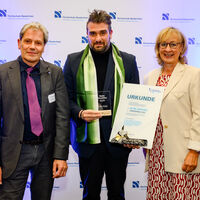 Prof. Dr.-Ing. René Treibert, Dr.-Ing. Erfan Koza, Vorstandsmitglied Caroline Hartmann-Serve bei der Preisverleihung