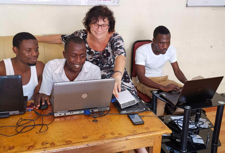 Regina Pohle-Fröhlich bei ihrem Programmierkurs in Kampala. 