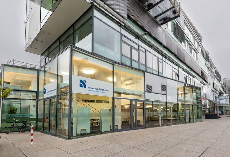 Das Future Worklab, ein Gebäude mit großen Fenstern