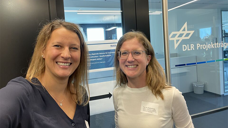 Angelika Krehl und Anna Herzog vertreten das NIERSbei der Fördermaßnahme „REGION.innovativ“.