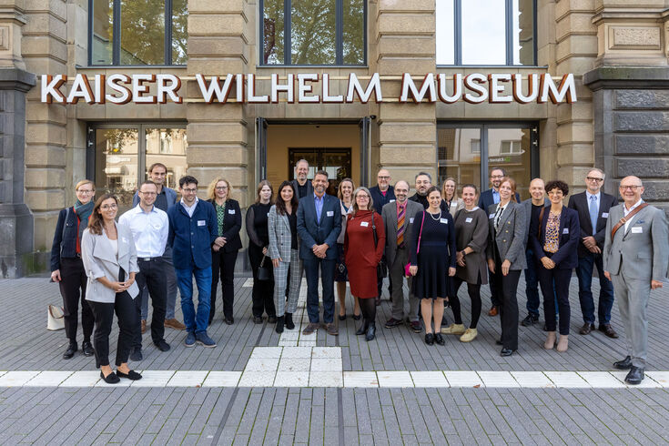 Gruppenbild vor dem Kaiser Wilhelm Museum – HSNR begrüßt neue Professorinnen und Professoren