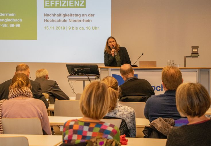 Professorin Monika Eigenstetter beim Nachhaltigkeitstag an der Hochschule Niederrhein. 