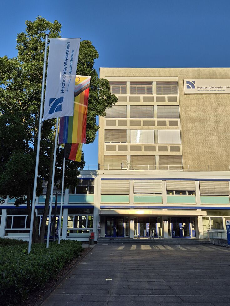 PrideProgress-Beflaggung auf dem Campus Krefeld-Süd PrideProgress-Beflaggung auf dem Campus Krefeld-Süd