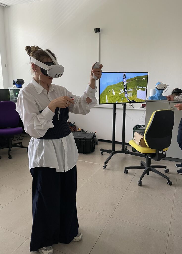 Studierende mit VR Brille Credit: M.E. Wachs