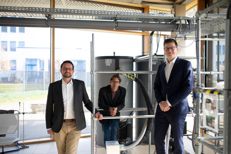 Christian Schäfer, Professor Frank Alsmeyer und Lukas Spengler vom SWK E²-Institut für Energietechnik und Energiemanagement der Hochschule Niederrhein 