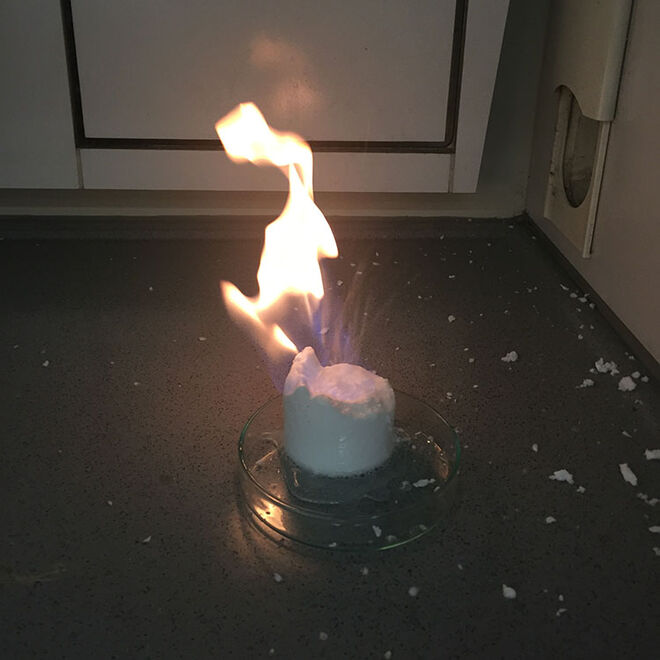 Brennendes Gashydrat; Lab Professor Heyko Schultz Burning Hydrate; Lab Professor Heyko Schultz