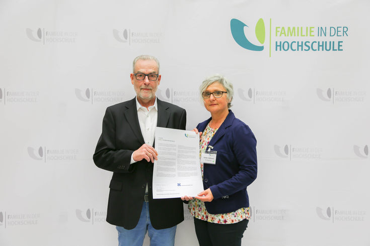Carmen Kalinowski und Wolfgang Mülders von der Hochschule Niederrhein mit der Charta des Netzwerks Familien in der Hochschule. 