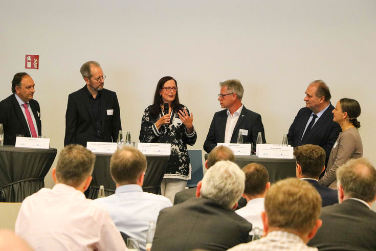 Von links: Alberto Dörr (Santander), Professor Berthold Stegemerten (Hochschule Niederrhein), Heike Grünert (ITZ Rhein-Maas), Jürgen Steinmetz (IHK), Hans-Peter Wollseifer (DHK) und Moderatorin Denisa Richters