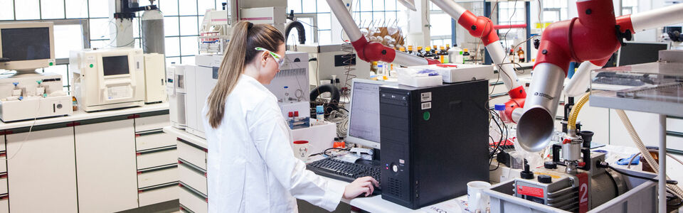 Labor für Chemie mit einer Studentin