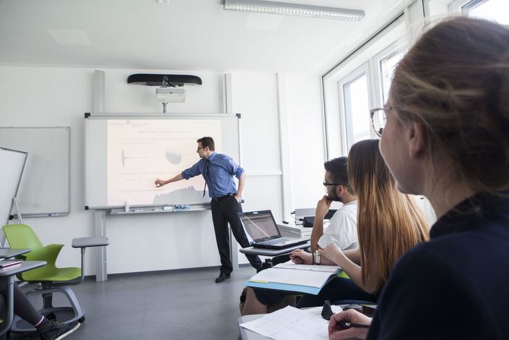 Junge Professorinnen und Professoren gesucht: Die Hochschule Niederrhein erhält für ihr Programm „Der Weg zur FH-Professur“ 7,15 Millionen Euro vom BMBF. 