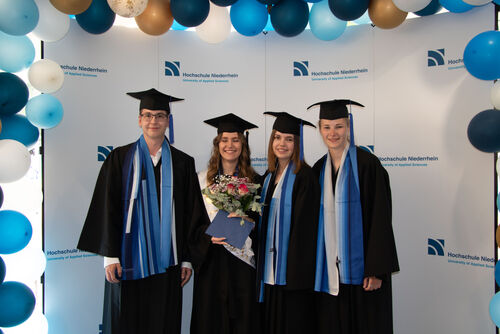 Vier Promovierende auf ihrem Abschluss