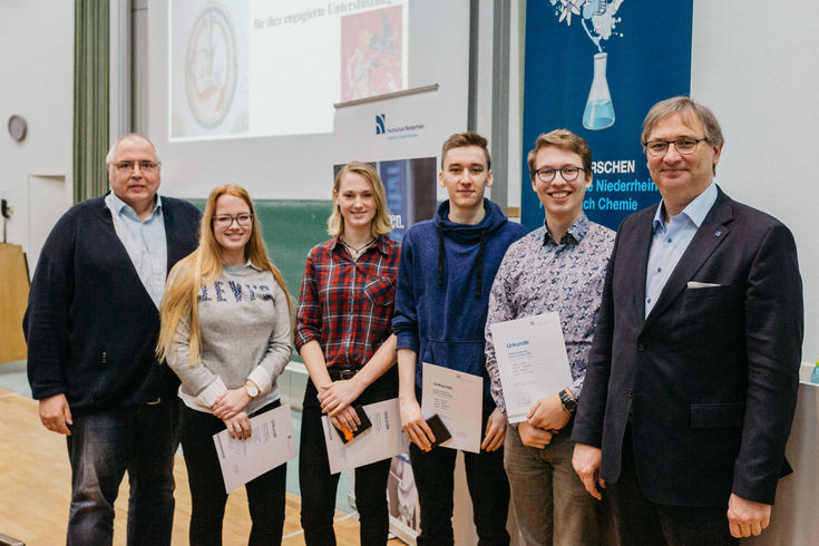 Die Professoren Ernst Cleve und Martin Jäger (Dekan) überreichen Annika Jüngerkes, Anna Strötges, Gerrit Pilarczyk und Julius Giesel den Dozentenpreis für das beste Projekt bei „Erstis forschen“. 