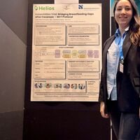 Sarah Schuster steht neben ihrem Poster zur Studie