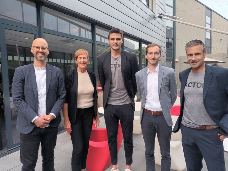 Gruppenfoto von 5 Personen vor einem Gebäude