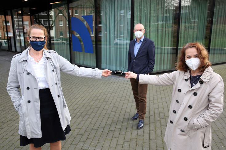 Die Professorinnen Marion Halfmann (links) und Doris Kortus-Schultes mit Hochschulpräsident Dr. Thomas Grünewald. 