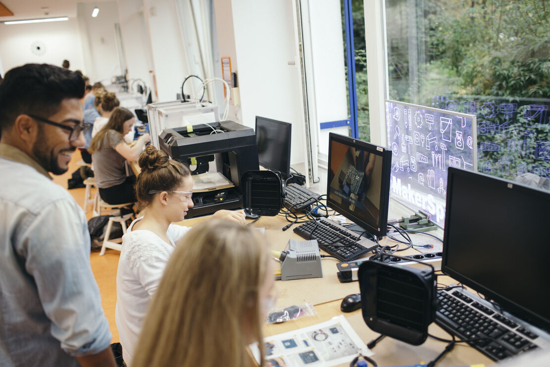 Schülerinnen arbeiten an Leiterplatten im Makerspace