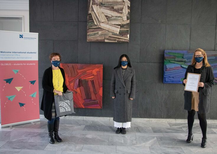 Preisträgerin Juan Wang (Mitte) mit Margot Timmer, Leiterin des International Office, und Professorin Dr. Marion Halfmann, Beauftragte für Internationalisierung.