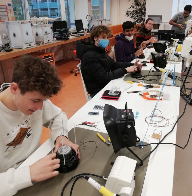 Schülerinnen und Schüler der International School on the Rhine waren zu Gast im MakerSpace der Hochschule Niederrhein