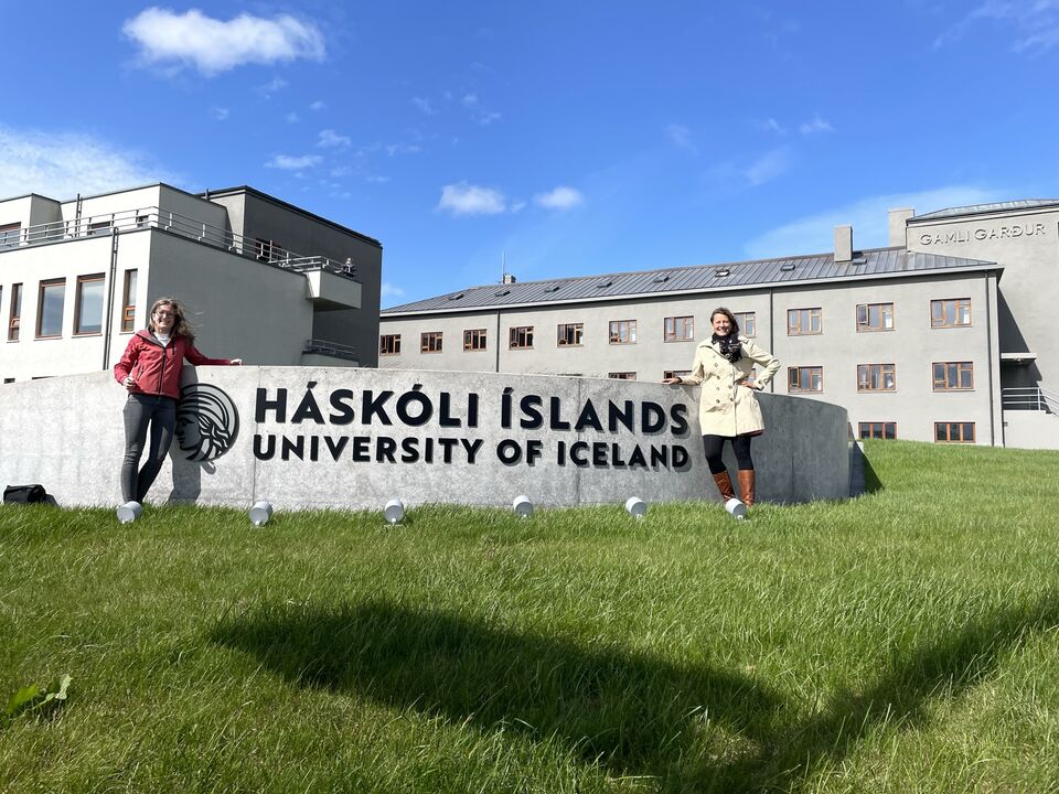 Frau Dr. Krehl und Frau Dr. Herzog stehen neben dem Schriftzug der University of Iceland