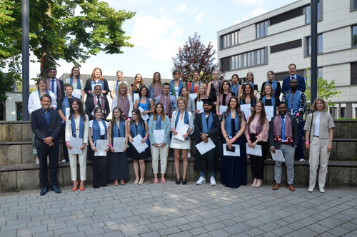 Gruppen Foto von Absolventen