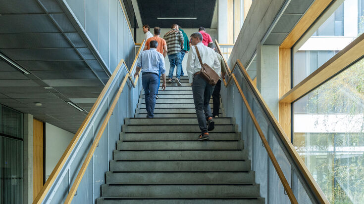 Gruppe, die Treppe hochläuft