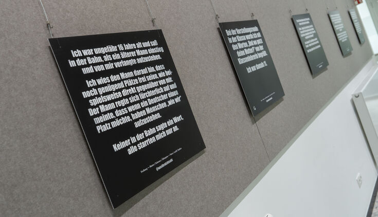 Vom 7. bis 12. April 2025 ist die Wanderausstellung „Was ihr nicht seht“ im Z-Gebäude am Campus Mönchengladbach an der Hochschule Niederrhein zu sehen. Copyright: StadtMG