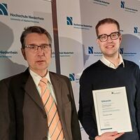 M.Sc. Groschke und Prof. Geobbels mit der Preisurkunde M.Sc. Groschke und Prof. Geobbels mit der Preisurkunde