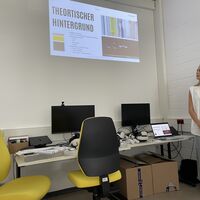 E. Bujna erläutert theoretischen Hintergrund der MA, 08/2026 Foto: M.E. Wachs