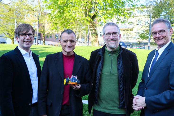 Von links: Schulleiter Jan Funken, Professor Claus Brell, Fachlehrer Frank Schillings und Dekan Professor Siegfried Kirsch freuen sich auf die künftige Zusammenarbeit.  