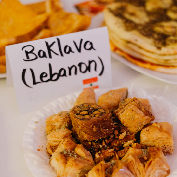 Baklava - kleine Blätterteigpasteten mit einer süßen Nussmischung. Typisches Gericht aus dem Libanon.