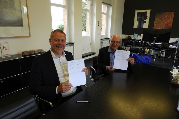 Hochschulpräsident Dr. Thomas Grünewald (r.) und Landrat Dr. Andreas Coenen bei der Unterschrift. 