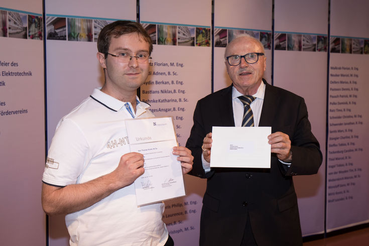 Preisträger Thomas Schell erhält den Förderpreis aus den Händen von Ewald Kalthöfer. 