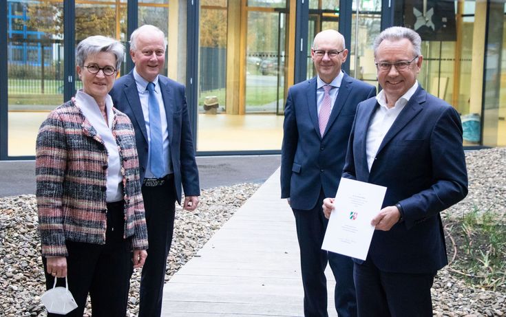 Von links: Ministerialrätin Sigrid Rix-Diester, Hochschulratsvorsitzender Dr. Dieter Porschen, Hochschulpräsident Dr. Thomas Grünewald und Dr. Norbert Miller mit Ernennungsurkunde. 