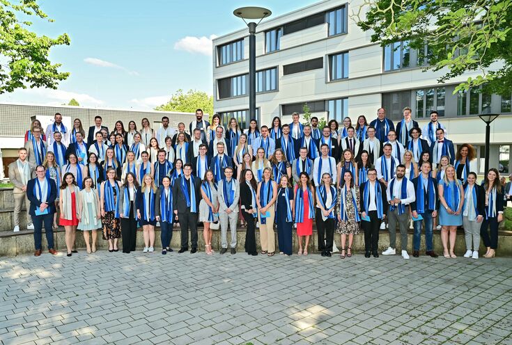 Gruppenfoto der Absolvent:innen am Campus Mönchengladbach