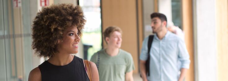 Bild ausländischer Studierender im Flur des J-Gebäudes auf dem Campus Krefeld Süd.