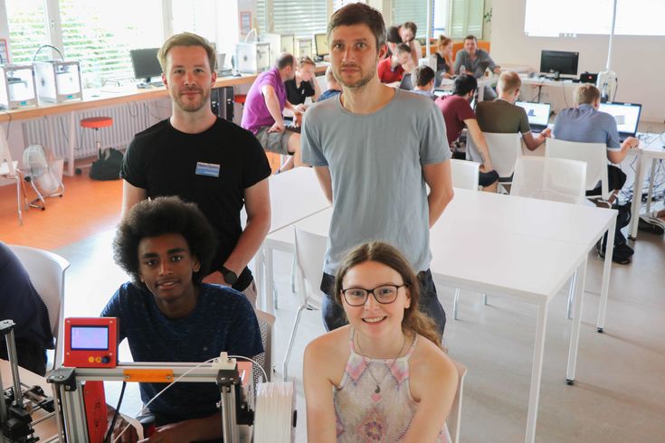 Student Jannik Franzen, Lehrer Florian Zanger, Philmon Kessette und Katerina Moorhead von der Gesamtschule Kaiserplatz (von links) beim Workshop im MakerSpace der Hochschule Niederrhein. 