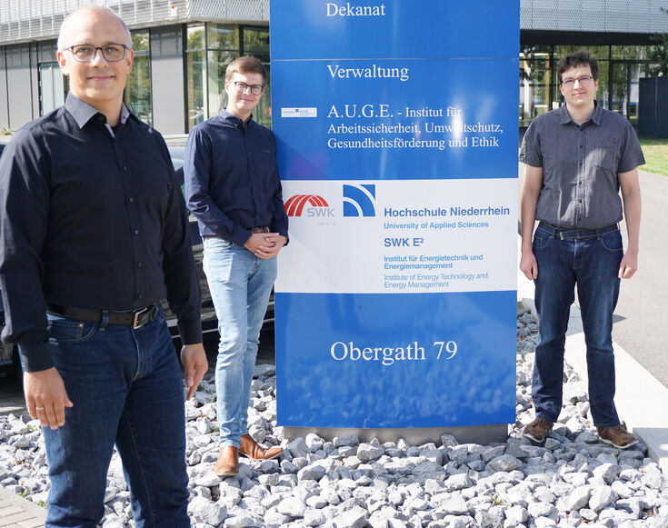 Von links: Professor Dr. Marc Gennat mit den Studierenden Lukas Spengler und Marius Madsen. 