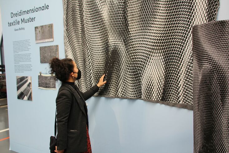 Nachhaltige Textilien stehen im Mittelpunkt der Ausstellung – hier: 3 D Muster im Textil (Design und Foto: Gesa Balbig)