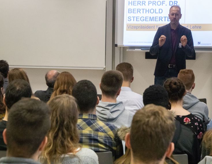 Vizepräsident Professor Dr. Berthold Stegemerten begrüßte die Studierenden zur Förderrunde. 