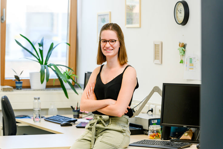 Projektmitarbeiterin Martina Thume in ihrem Büro. 