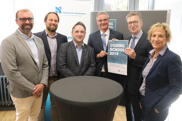 Von links: Axel Tillmanns, Björn Hollburg (MG Connect), Mark Hloch, Siegfried Kirsch (HSNR), Hartmut Wnuck und Elke Hohmann (IHK / Förderverein). 