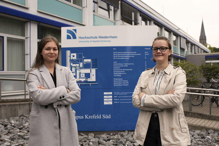 Die Auszubildenden zur Kauffrau für Büromanagement Hanna Esters und Antje Mülder (von links). 