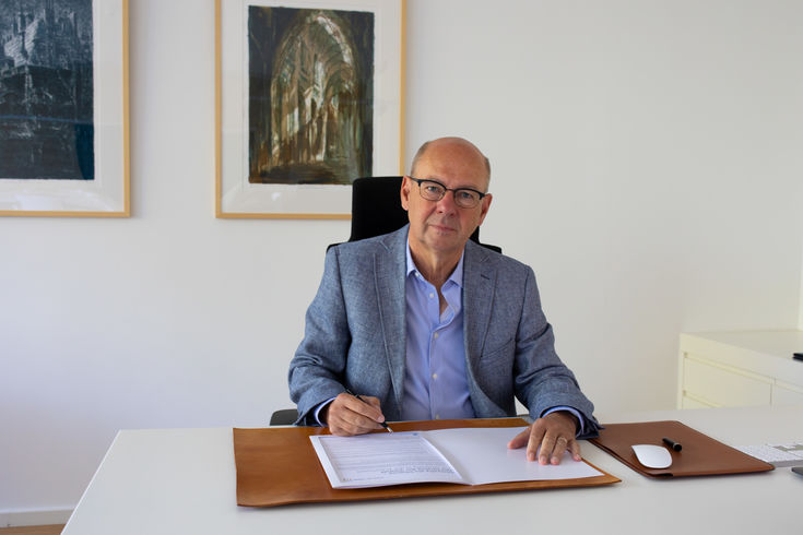 Präsident Dr. Thomas Grünewald beim Unterzeichnen der Charta