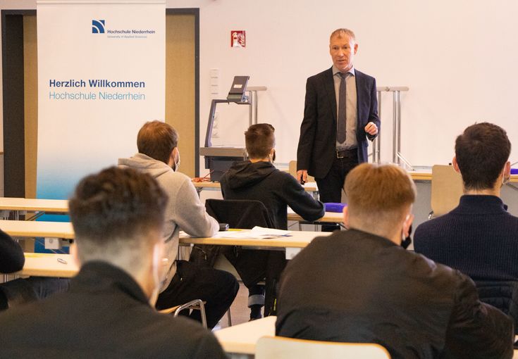 116 Erstsemester des Studiengangs Cyber Security Management wurden heute in drei verschiedenen Räumen an der Hochschule Niederrhein begrüßt. 