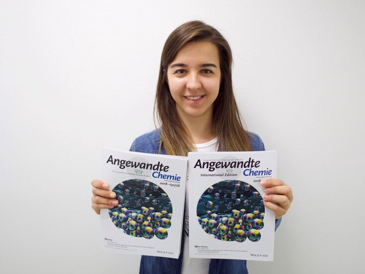 Doktorandin Ceren Kütahya mit einer älteren Ausgabe von "Angewandte Chemie", in der sie ebenfalls vertreten war. 